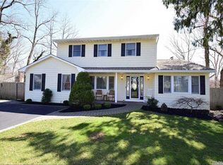 8 Stirrup Ln, Port Jefferson, NY 11777
