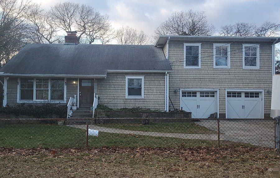 1st image of 20 Surrey Dr
