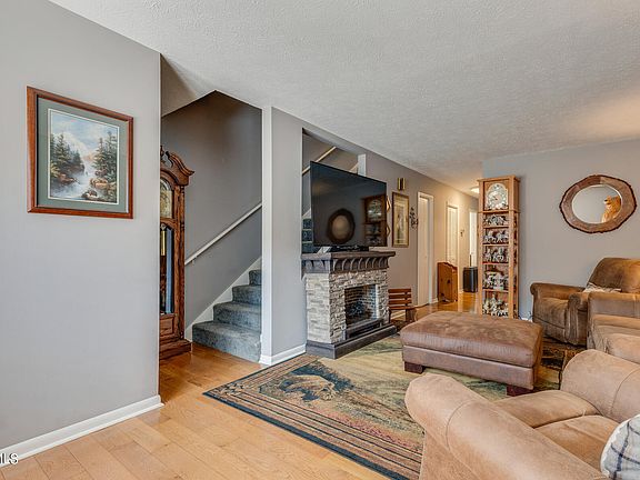 4th image of 520 Fleetwood Ct #E