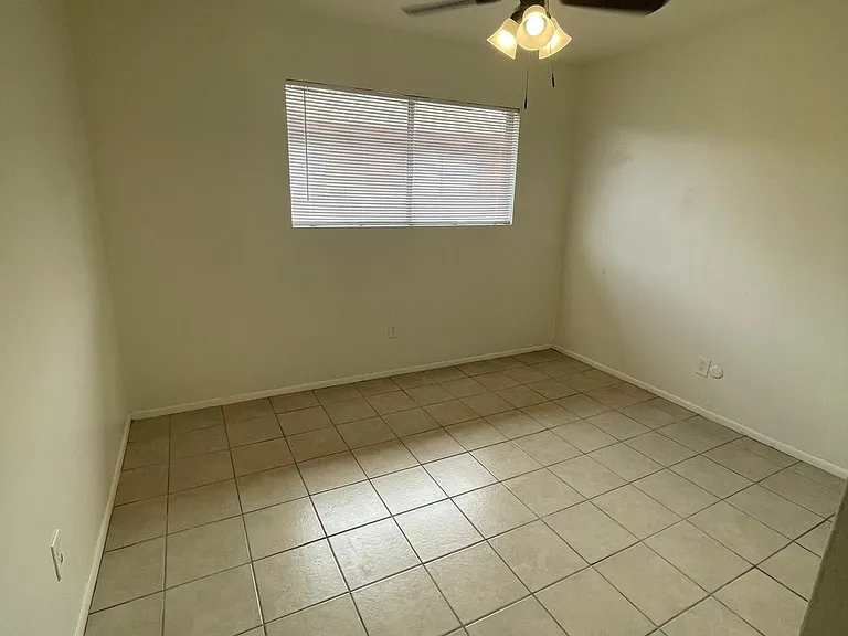 517 Palomas Dr SE #A — Photo 9