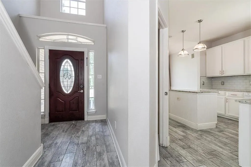 5 bed, 3.5 bath, 2702 sqft, $3,295 — Photo 3
