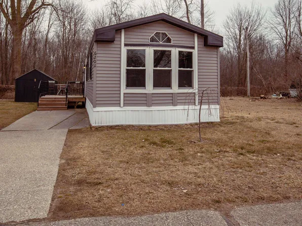 6208 Eastwood Dr, Lakeport, MI 48059