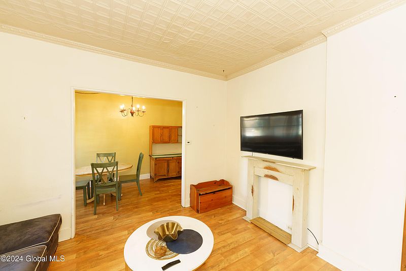 5th image of 72 Willow Street