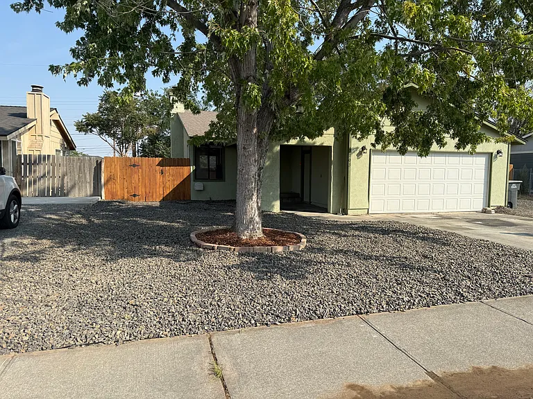 2703 W Texas St — Photo 2