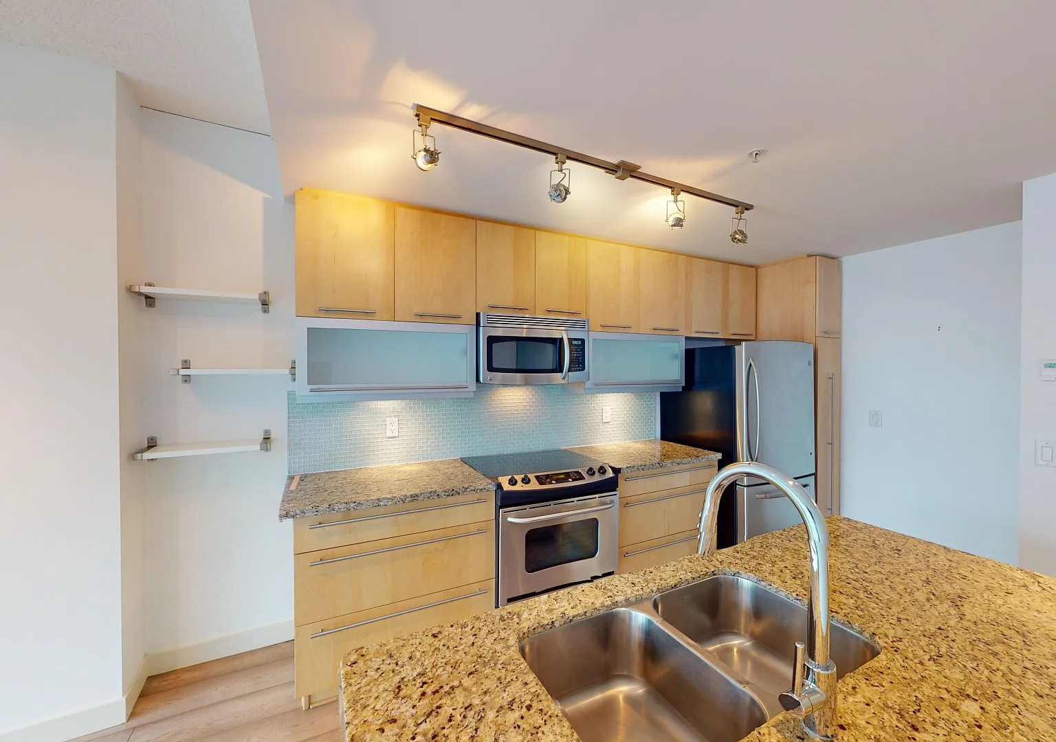 802 13 Ave SW — Photo 3