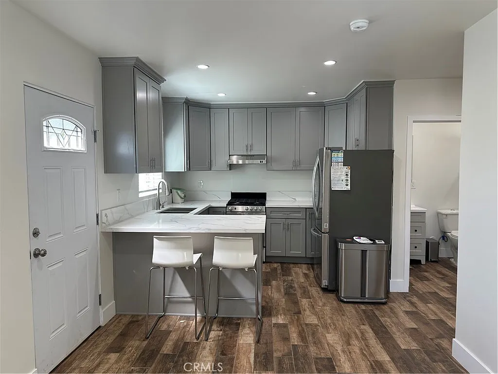 1 bed, 420 sqft, $2,100 — Photo 2