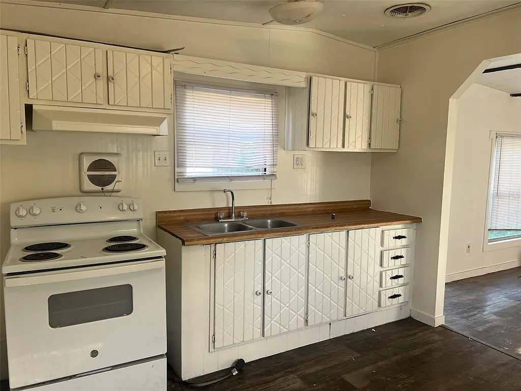 2 bed, 1.0 bath, 732 sqft, $1,095 — Photo 2