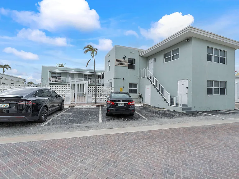 1901 N Surf Rd — Photo 8