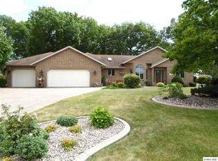 516 Woodland Ct, East Dubuque, IL 61025