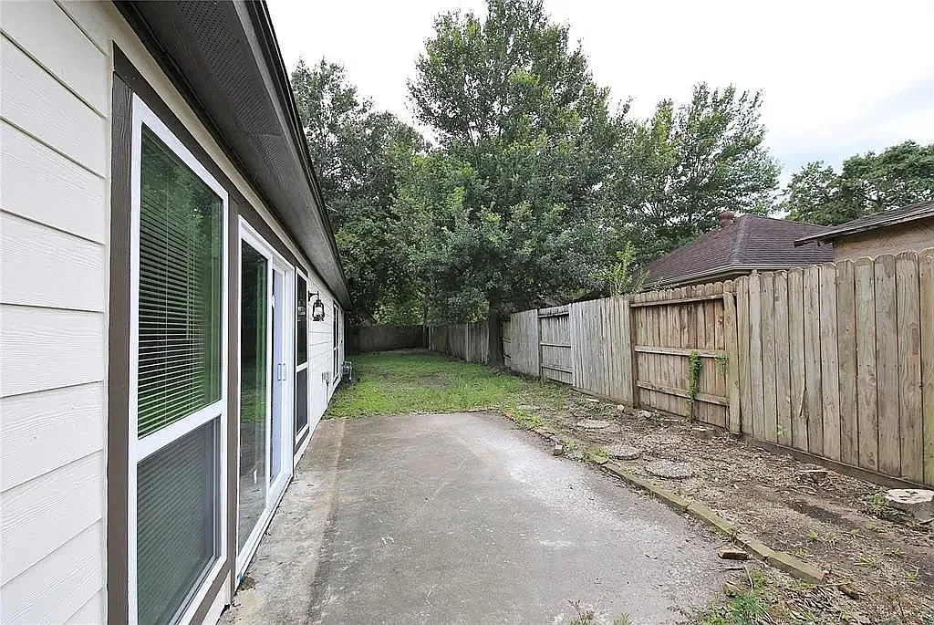3 bed, 2104 sqft, $1,973 — Photo 2