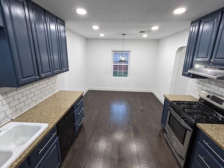 1154 W 2nd Pl — Photo 18