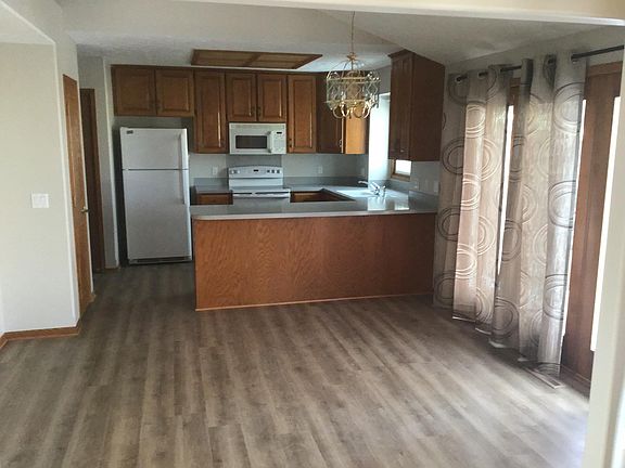 3rd image of 6738 Aspen St