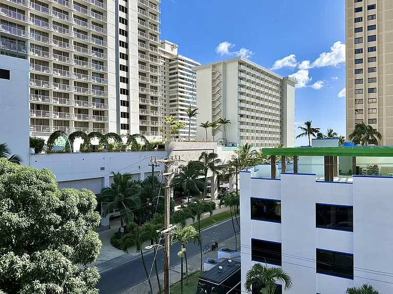 Kuhio Ave — Photo 38