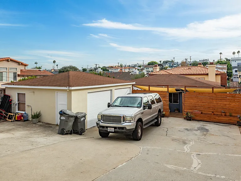 1906 Marshallfield Ln — Photo 4