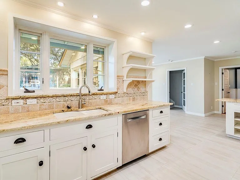 404 Almarion Dr — Photo 8