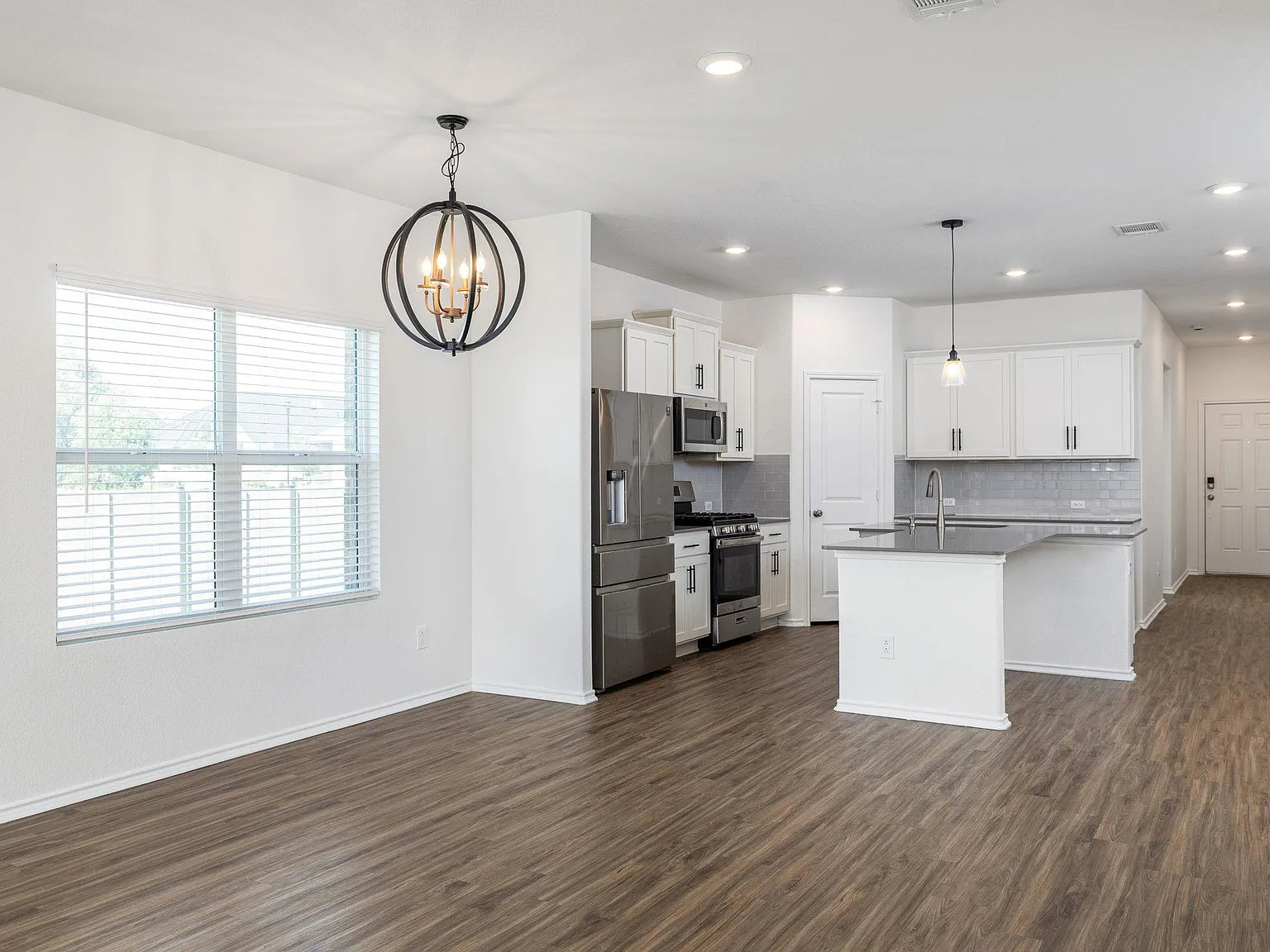 4 bed, 3.0 bath, 2037 sqft, $2,300 — Photo 4