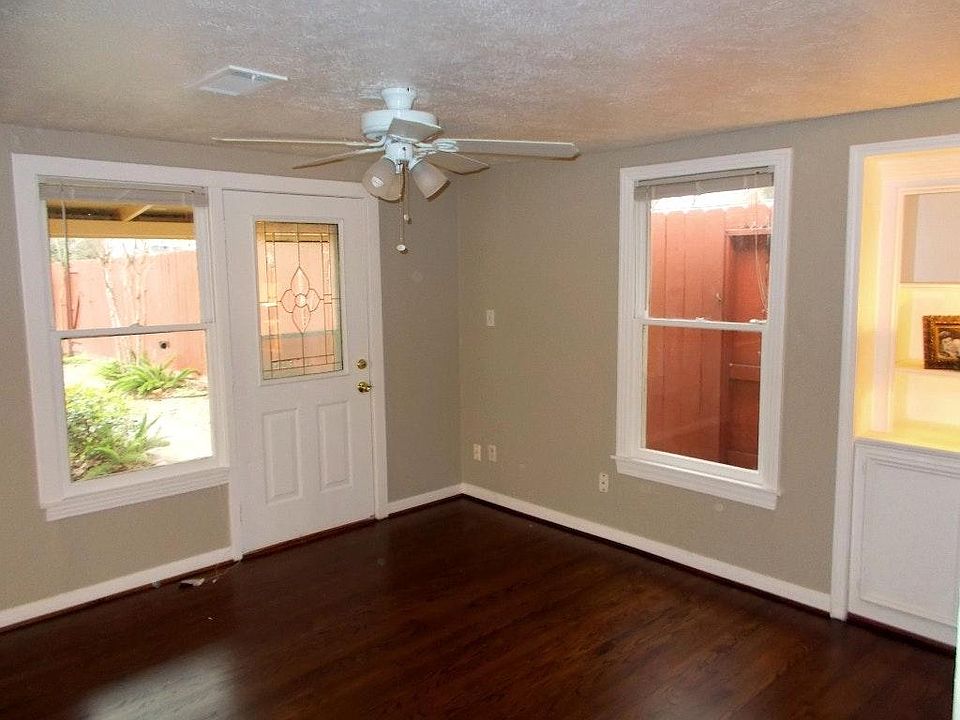 A very homey feeling in this quaint cottage. Living room view to outside.