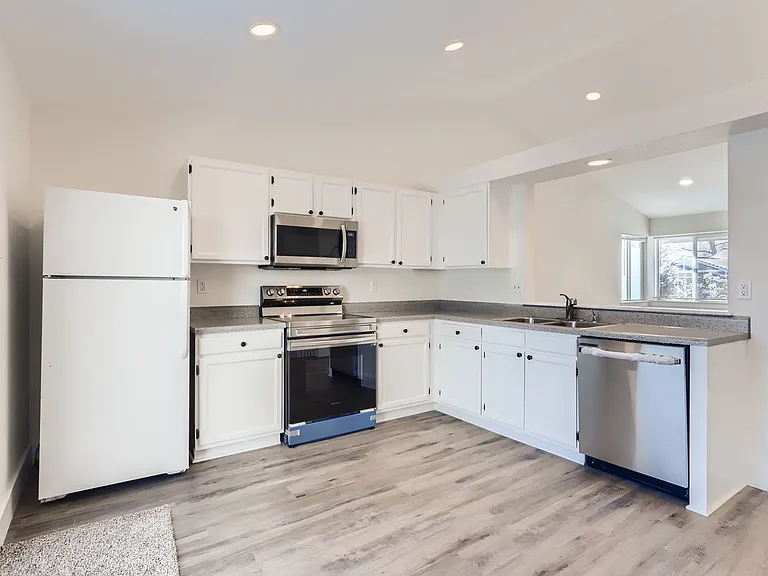2046 Sumac St — Photo 8