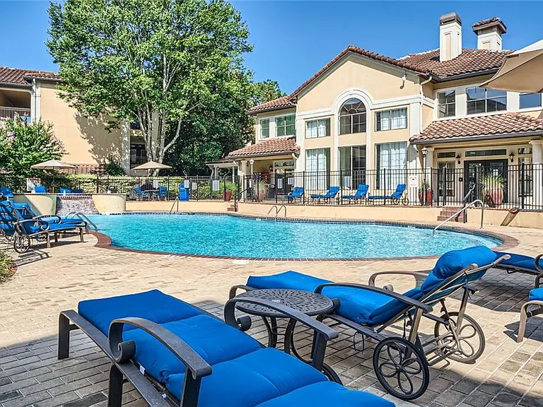3777 Peachtree Rd #611 — Photo 25