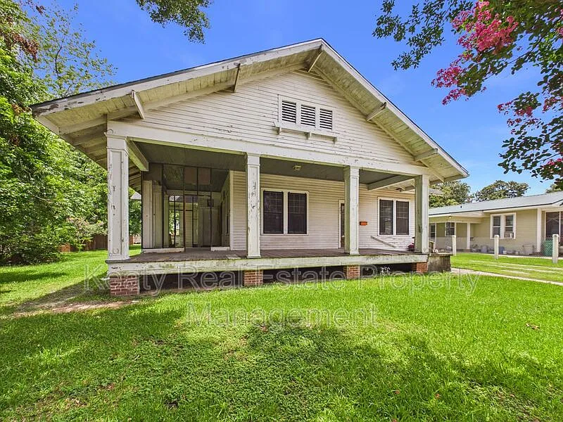 2 bed, 1.0 bath, 2200 sqft, $1,600 — Photo 2