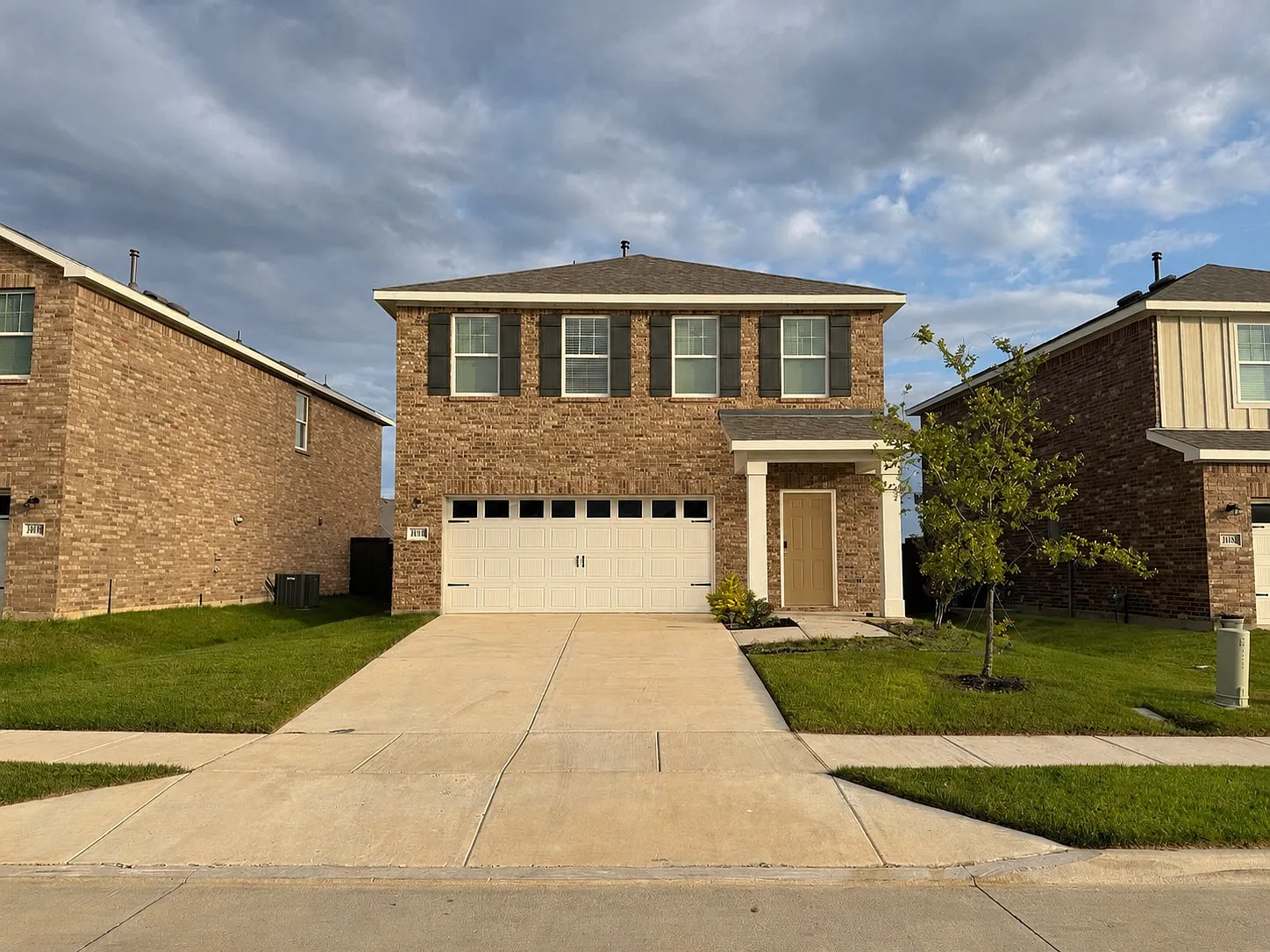 3 bed, 2.5 bath, 1942 sqft, $2,100 — Photo 1