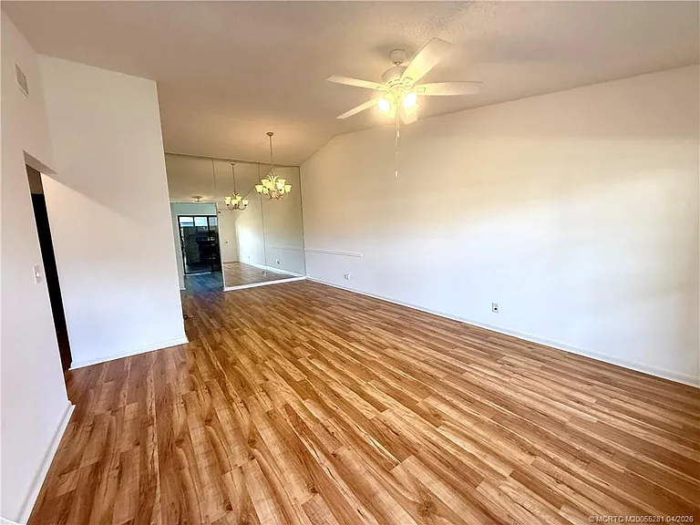 8005 SE Villa Cir — Photo 3