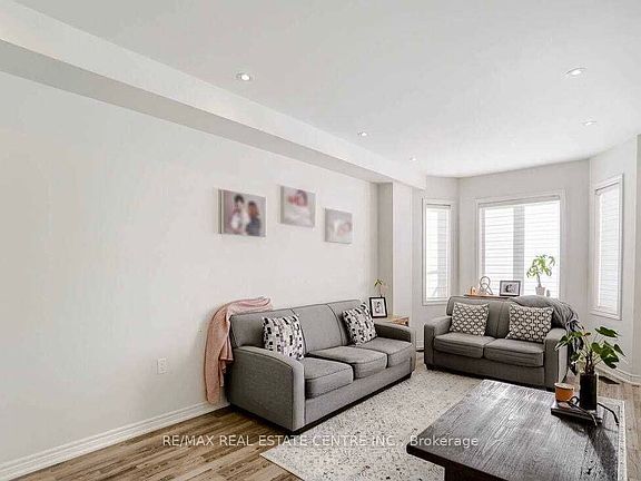 3rd image of 5 Blackberry Valley Cres
