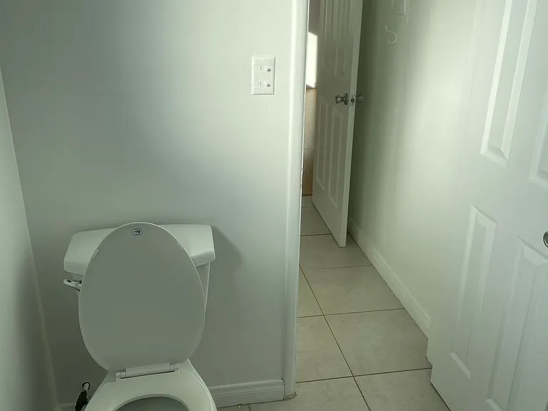 933 6th St #10 — Photo 7