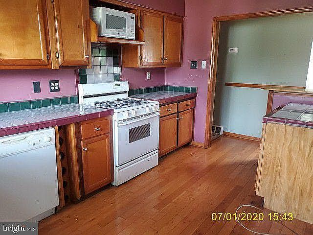 1st image of 118 Chapel Ave E