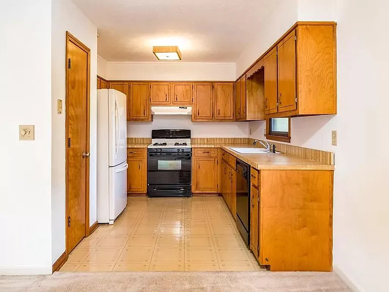 1146 Hutch Ln — Photo 9