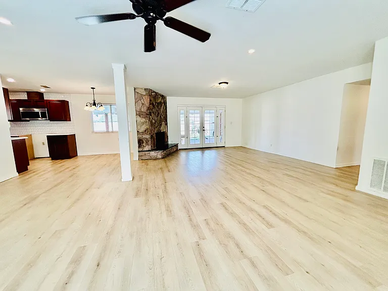 2113 N 68th Pl — Photo 2