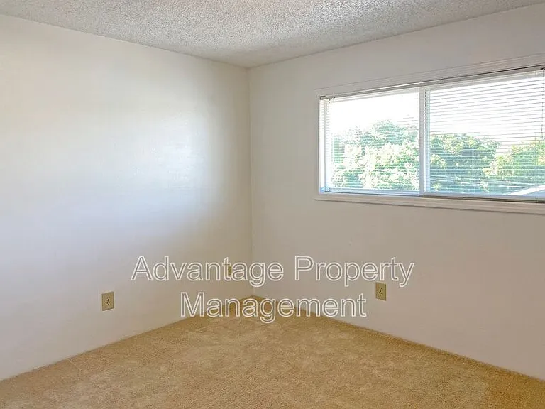 975 NW Garfield Ave #1 — Photo 9