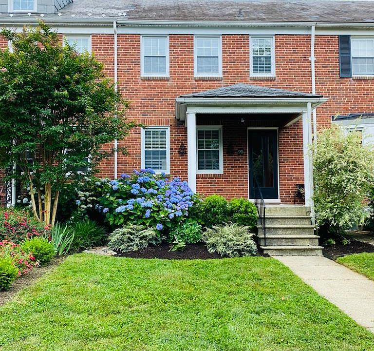 Front Lawn and flower bed. Landscaping maintained by landlord.