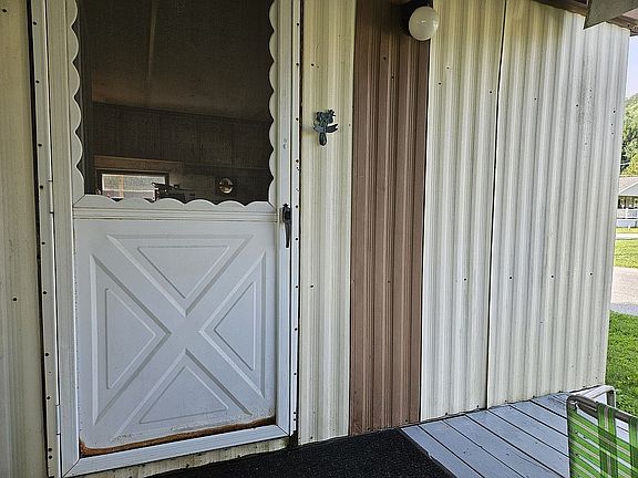 Side entry with covered porc