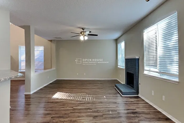 3 bed, 2.5 bath, 2041 sqft, $2,440 — Photo 3