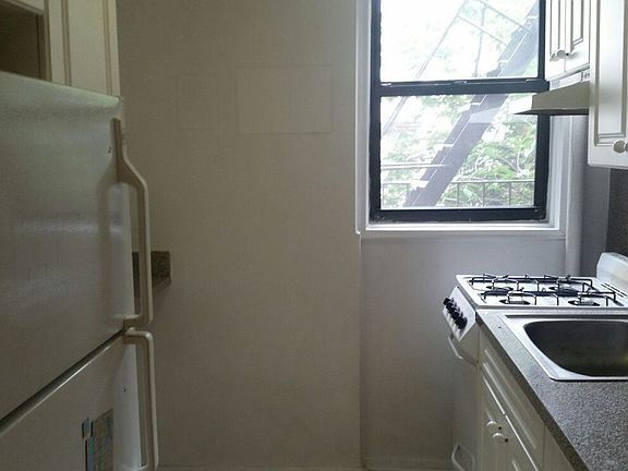 4th image of 110 Bank St APT 2B