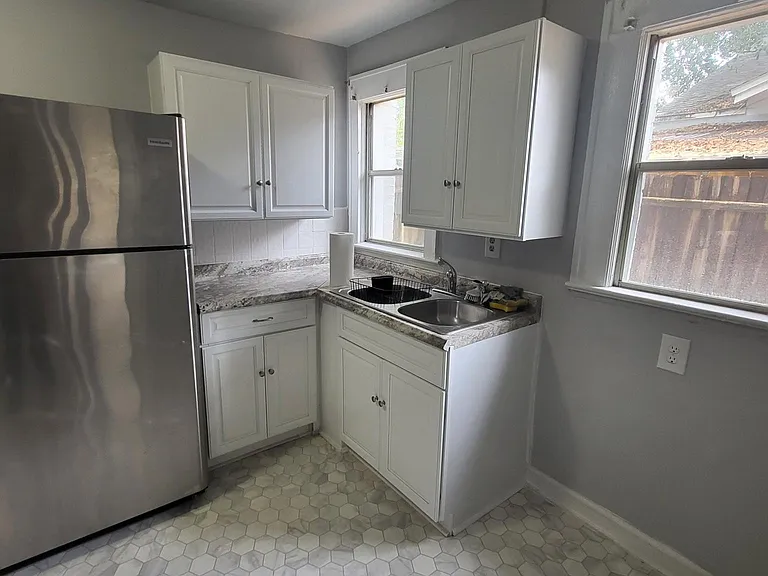 1718 Pinegrove Ave #2 — Photo 4