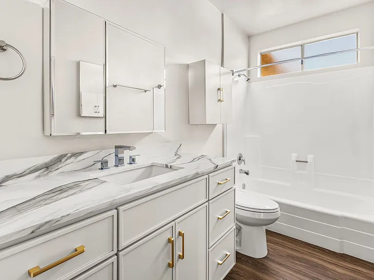 915 Civic Center Dr — Photo 14