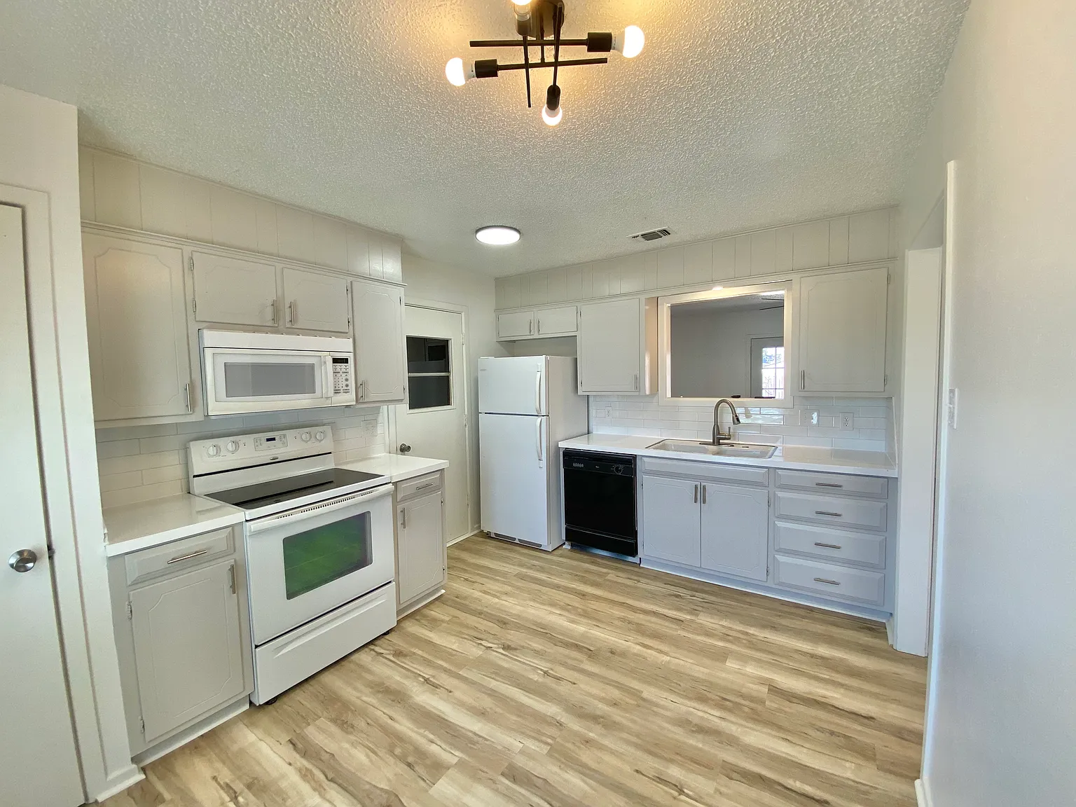3 bed, 1.5 bath, 1132 sqft, $1,275 — Photo 4