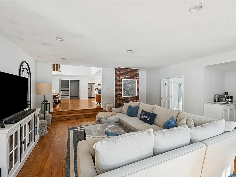 4 Stuart Ct — Photo 10