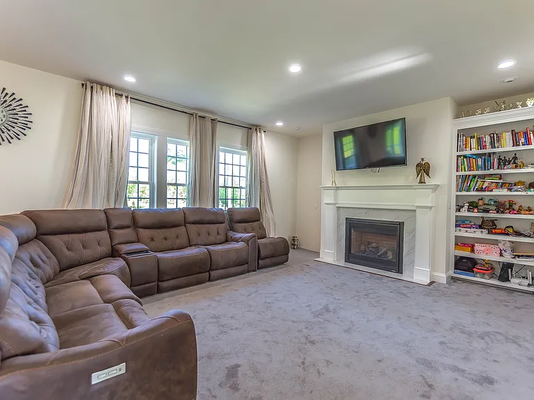 8 Colleen Cir — Photo 11