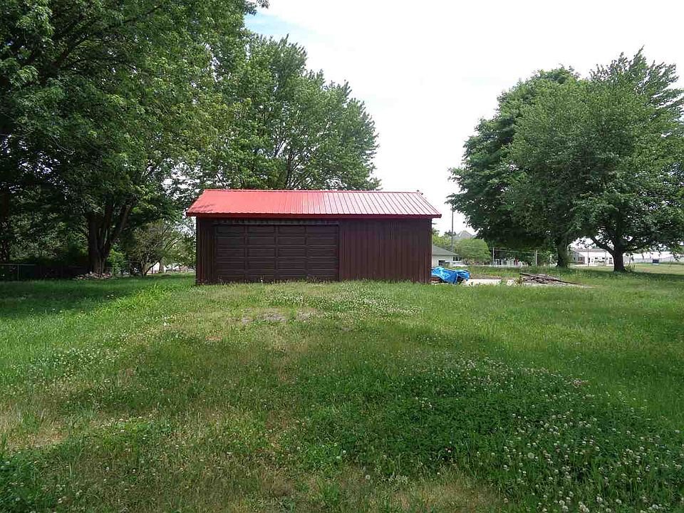 2nd image of 102 W Dutch St
