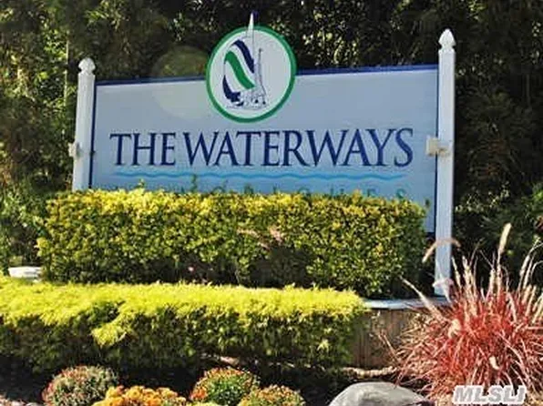 112 E Midland Pond Ct, Moriches, NY 11955