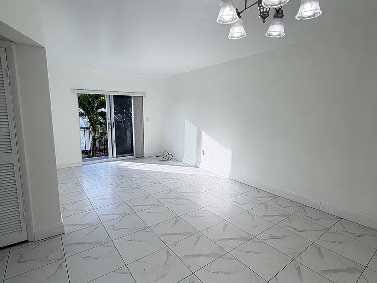 1860 SW 22nd St #8 — Photo 4
