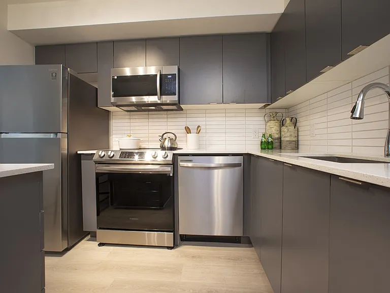 3385 Dundas St W — Photo 14