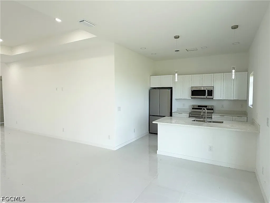 4 bed, 3.0 bath, 1715 sqft, $2,200 — Photo 3