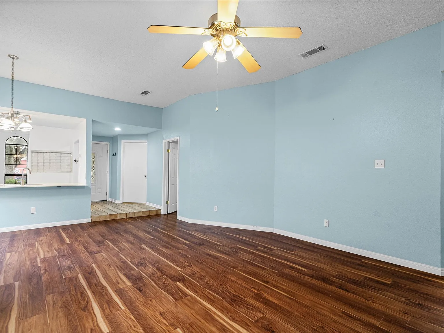 3 bed, 2.0 bath, 1247 sqft, $1,800 — Photo 3
