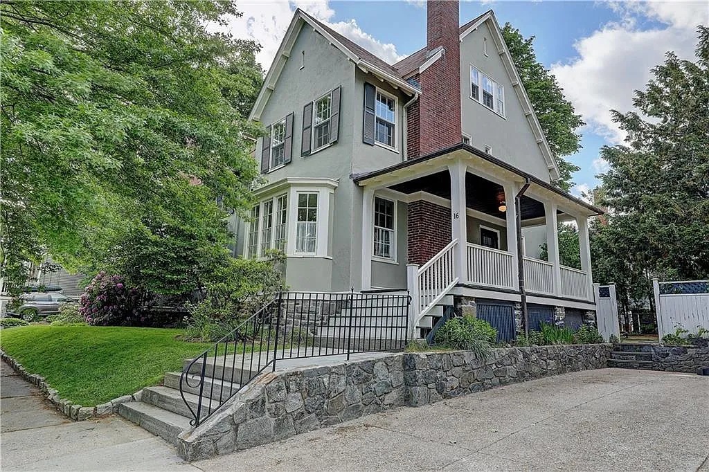 4 bed, 2.5 bath, 2700 sqft, $4,200 — Photo 1