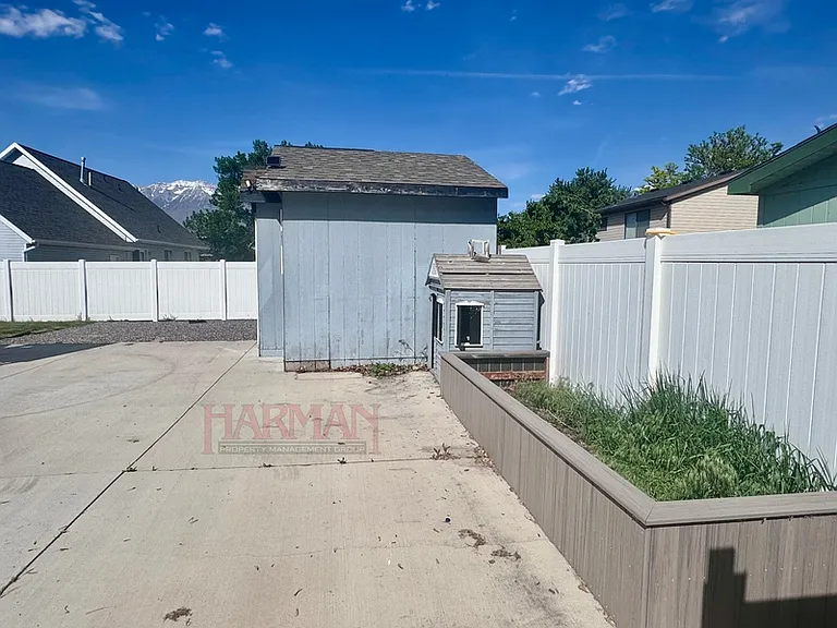 863 S Artesian Rd — Photo 23