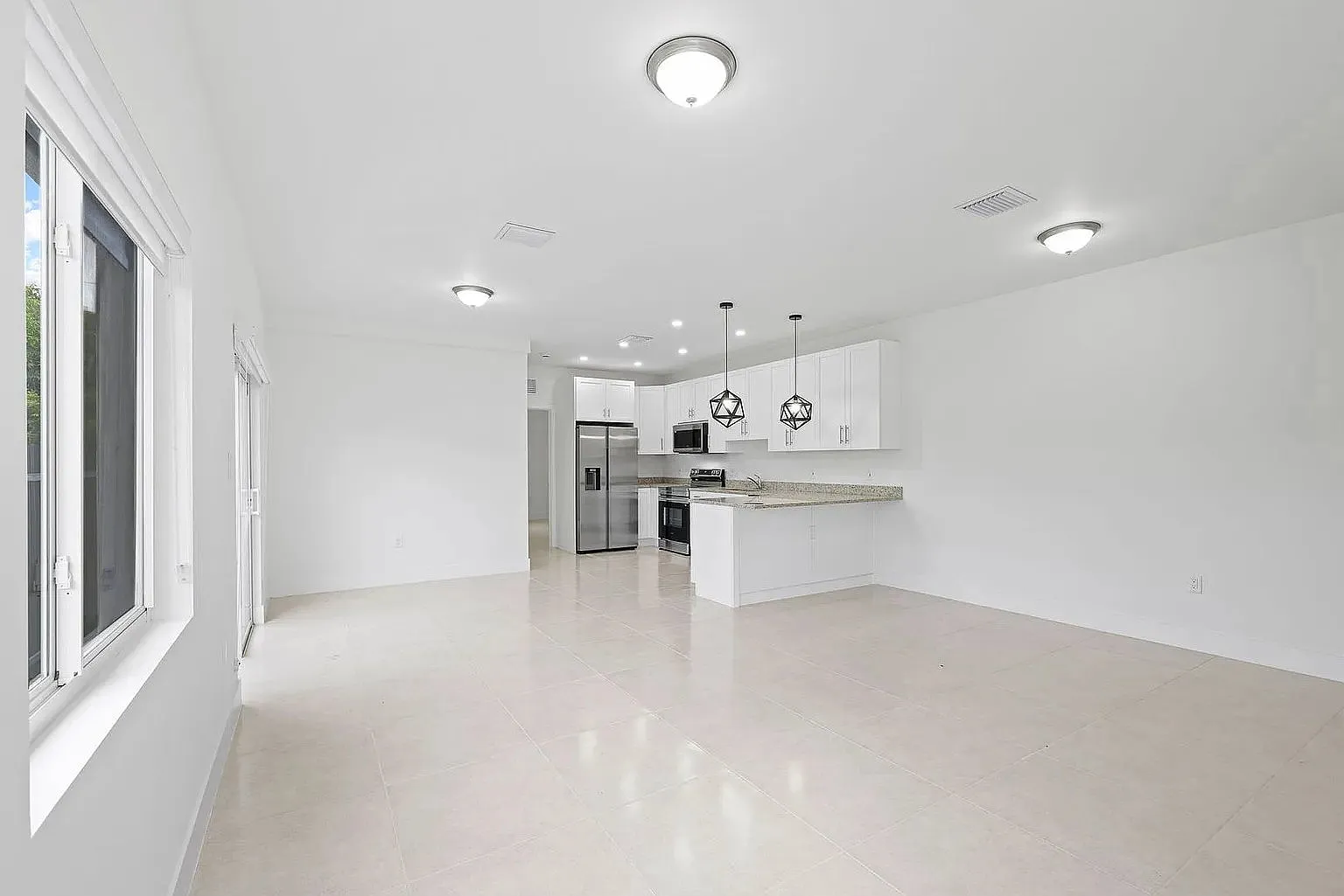 3 bed, 2.0 bath, 2454 sqft, $3,200 — Photo 2